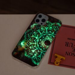 iPhone 15 Pro Leuchtende Glow Gummi Schutzhülle Mandala