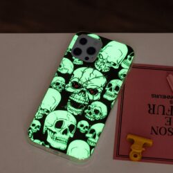 iPhone 15 Pro Leuchtende Glow Gummi Schutzhülle Skulls